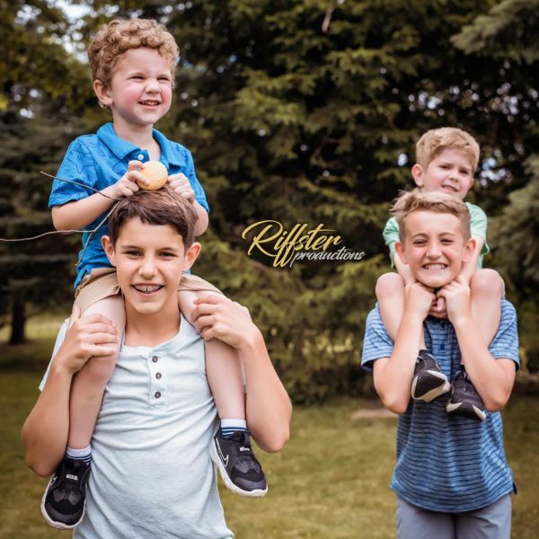 family-photo-2-wm-web4d401a24-7f5b-16c6-1a0c-cdc2606d3fcfB6BA1C4F-CF86-820C-60A8-11D6E1248025.jpg